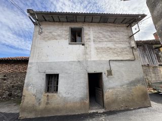 Casa in Bello 41. Casa de dos plantas en bello para reforma integral  aller  proye