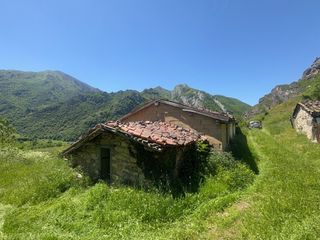 Casa  Lugar cuevas. Dos cuadras, una cabaña y finca en cuevas, con agua de manantial