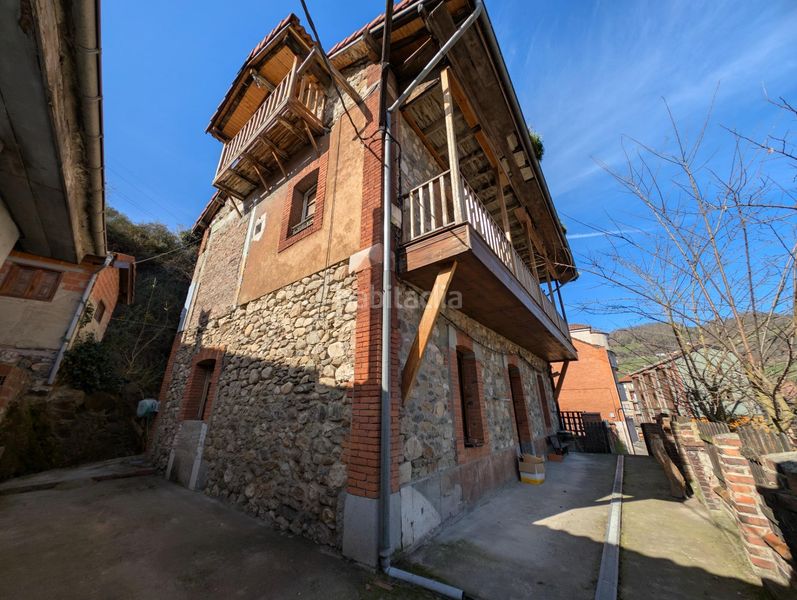 Foto 5ac5f68e-38d5-4be8-85a0-f0f9e9f77dd8. Xalet amb aparcament a Santa Marina - Polígono Mieres