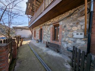 Chalet  General-ujo. Casa de dos plantas y desván con terraza, patio y balcón en ujo,