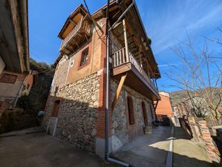 Xalet  General-ujo. Casa de dos plantas y desv�n con terraza, patio y balc�n en ujo,