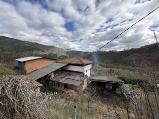 Chalet en Acebedo 1. Casa independiente con panera tradicional y parcela privada en a
