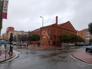 Lloguer Local Comercial  Veinte metros. Local en alquiler en centro, 1 dormitorio.