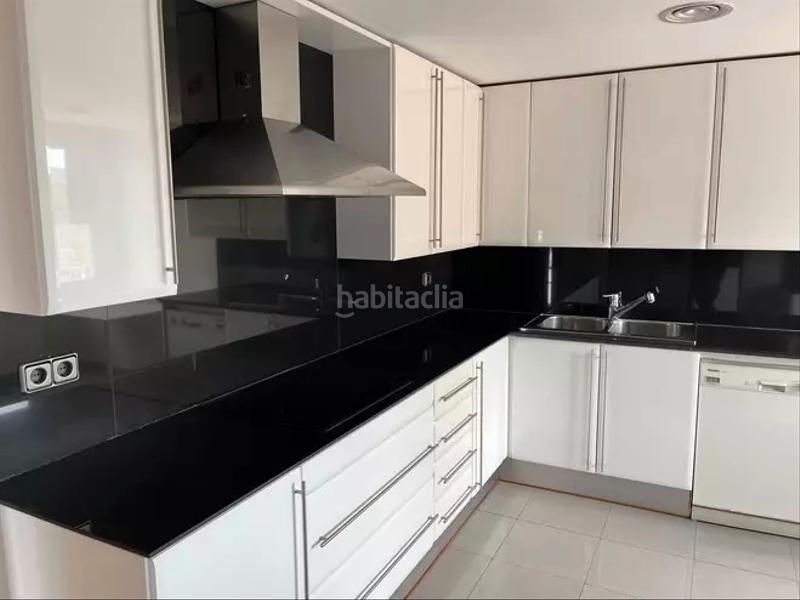 Foto 89c2672d-fa33-4936-b3b7-05f360247c2c. Pis amb calefacció aparcament piscina a Eixample Sud-Migdia Girona