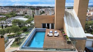 Pis a Eixample Sud-Migdia. Espectacular àtico duplex con piscina en casernes