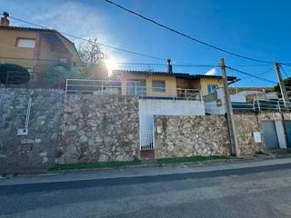 Casa a Colera. Casa pareada con amplia terraza