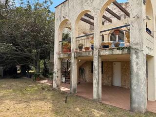 Casa a Colera. Propiedad con gran terreno a pocos metros de la playa de colera