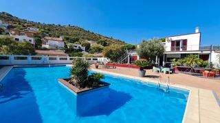 Casa a Colera. Casa de lujo con piscina y 2 apartamentos en la urbanización san