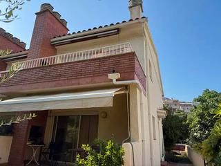 Pis a Colera. Apartamento con balcón a 1 de la playa