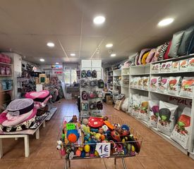 Lloguer Local Comercial a Eixample Nord. Se traspasa negocio activo de peluquería canina y tienda en el c