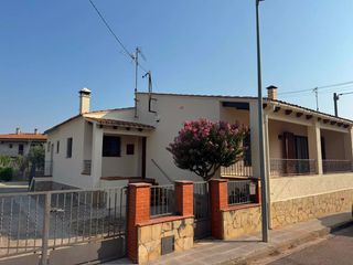 Location Maison à Borrassà. Acogedora casa en planta baja con gran jardín y garaje
