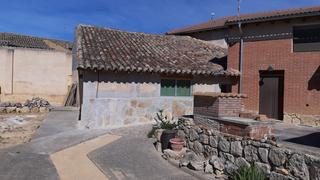 Casa aparellada  Calle mayor. Venta de casa terrera en castromocho pueblo de palencia.