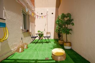 Appartement à Carrer de montserrat de casanovas 79. Piso con patio privado en zona residencial de font d'en fargues
