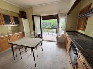 Etagenwohnung in Eskoriatza. Eskoriatza, piso de cuatro dormitorios y dos balcones.