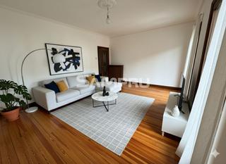 Appartement à Eskoriatza. Eskoriatza, piso de cuatro dormitorios y dos balcones.