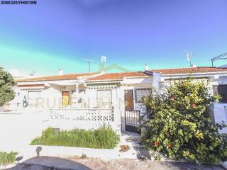 Maison à Calle invierno 32. Bungalow 2 habitaciones venta torrevieja