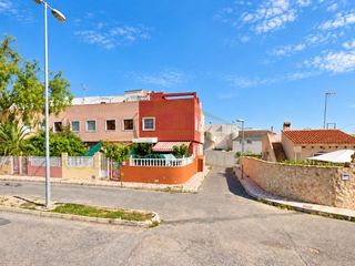 Chalet à Calle limonar 25. Chalet 3 habitaciones venta torrevieja