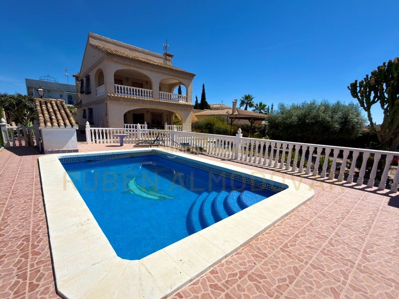 Foto 14fff7c7-eece-4a5b-9b84-2387ec16e777. Chalet with parking pool in San Fulgencio