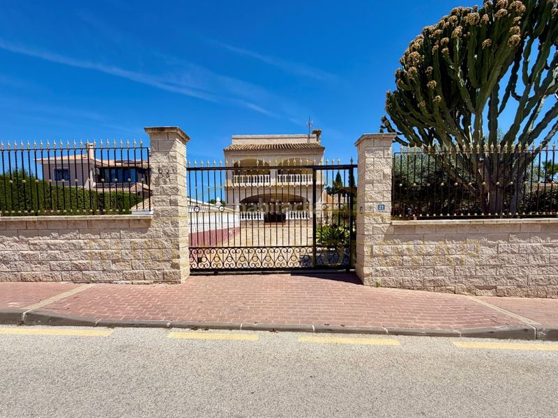 Foto 18174d46-6a9c-47c0-8021-5f2fa4c481d5. Chalet with parking pool in San Fulgencio