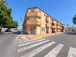 Semi detached house in Calle vega baja 11. Inversión en jacarilla vivienda con local comercial, 235 m