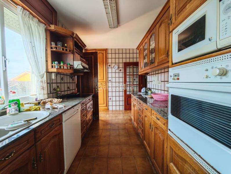 Foto a2e3e2c7-5f53-416d-821f-ab113dfba6ad. Chalet con camino riscaldamento parcheggio piscina in Ferrol