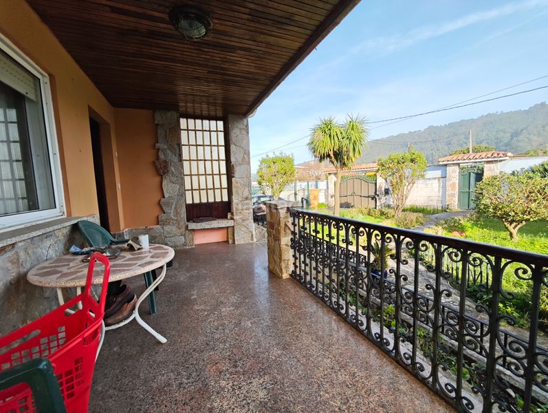 Foto b0a54497-ff5b-485a-a708-fb1e0c509dcc. Chalet con camino riscaldamento parcheggio piscina in Ferrol