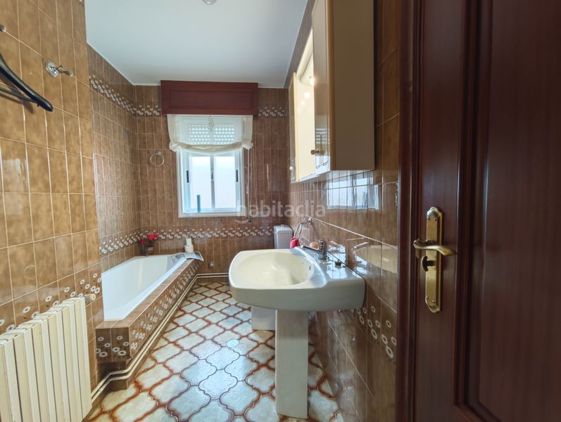 Foto c6d6f175-b74c-4d3d-bfb9-4890a0a98c78. Chalet con camino riscaldamento parcheggio piscina in Ferrol