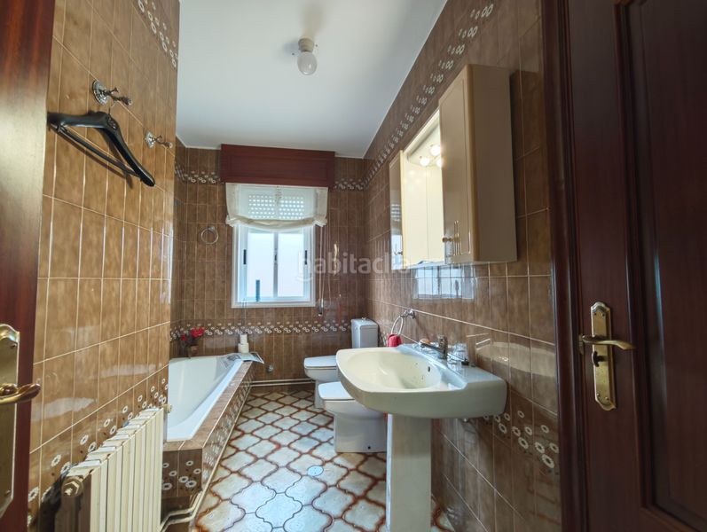 Foto ecf6cea8-7811-4f06-961b-758c63a18dc2. Chalet con camino riscaldamento parcheggio piscina in Ferrol
