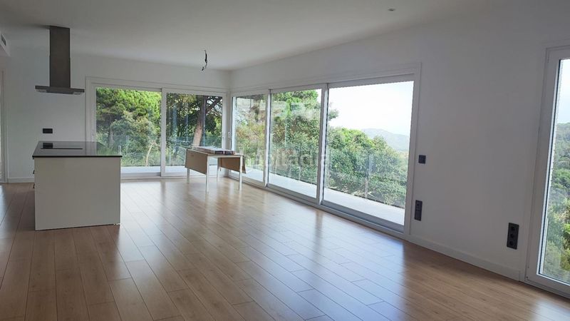 Foto becc3b6a-3eb4-4460-b3a9-ee6943d7d816. Casa  unifamiliar de obra nueva con jardín y vistas al mar en Lloret de Mar