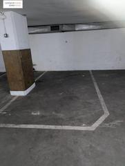 Autoparkplatz in L´Antiga Esquerra de l´Eixample. Plaza de párquing coche pequeño en compte urgell