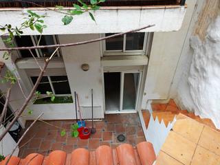Planta baixa  Cortada. Amplia vivienda de 3 niveles con patio y jardín  junto a vall dh