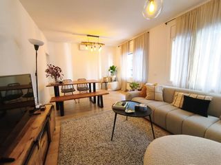 Apartamento en Vila de Gràcia. Amplio y moderno piso en el corazón de vila de gràcia