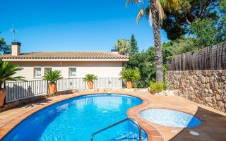 House  Aries. Exclusiva villa con piscina y vistas en la urbanización top de s