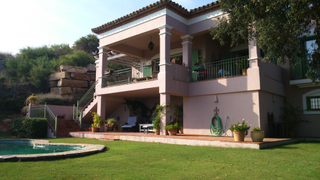 Xalet a Torreguadiaro-San Diego. La vivienda esta construida en una parcel de aprox 1100 m2 y edi