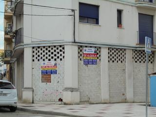 Locale commerciale in Calle Amadeo Vives 3