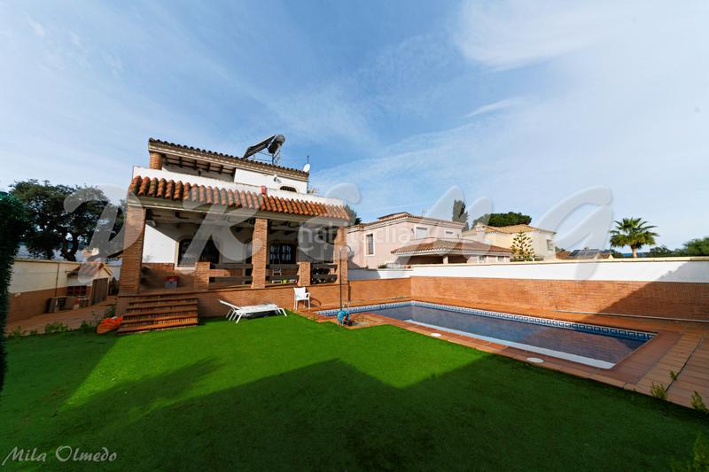 Foto af915de9-db31-4557-9be7-0f66898c10ac. Chalet con riscaldamento parcheggio piscina in Los Pinos Algeciras