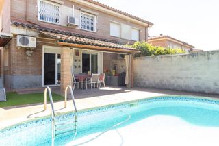 Casa a schiera  Pasaje garsa la. Espectacular casa a cuatro vientos con piscina privada, porche y