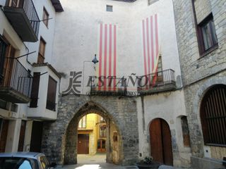 Casa adosada en Organyà. Casa adosada con 6 habitaciones