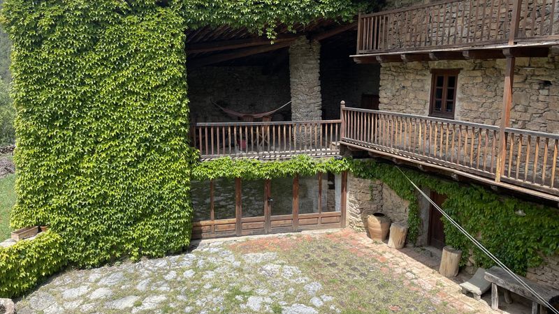 Foto b46cfb52-b3cf-4ad4-b4ea-2fda95d536f2. Masia amb calefacció aparcament a Arsèguel