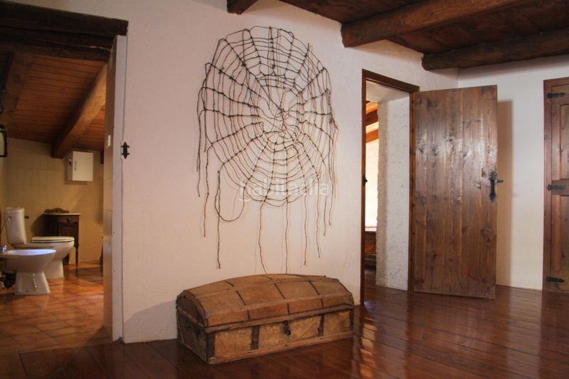 Foto f8f4a605-5e2a-4d45-9f51-aabd9f4ede34. Masia amb calefacció aparcament a Arsèguel