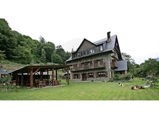 Casa en Les. Chalet independiente con terrazas y jardines situado en les