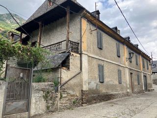 Casa en Bossòst. Coto de viviendas con jardin privado y almacen