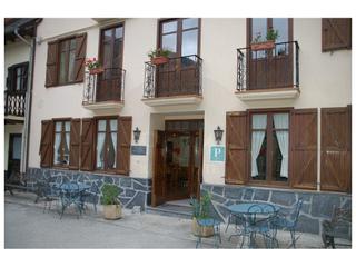 Location Local commercial  N/a. Casa aranesa con habitaciones luminosas situada en les y destina