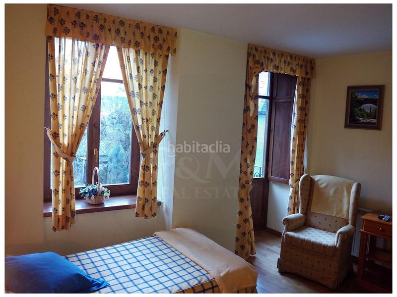 Foto c6209d9c-b0f2-4137-bb8d-737dc34d7821. Alquiler local comercial casa aranesa con habitaciones luminosas situada y destinada actualmente a pension. pension alquiler de habitaciones tempor en Les