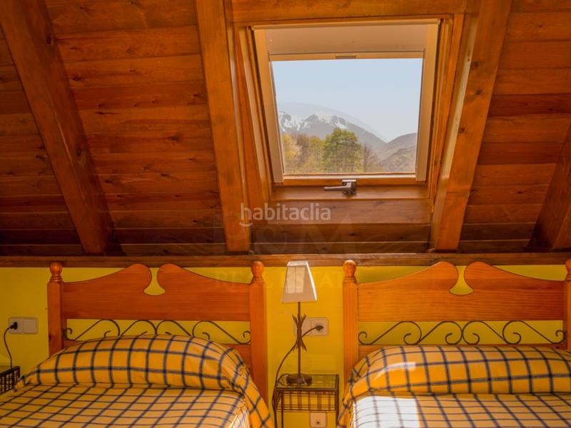 Foto cc3ed93a-35d6-4497-959b-7eb9efa82d1e. Location local commercial dans Les