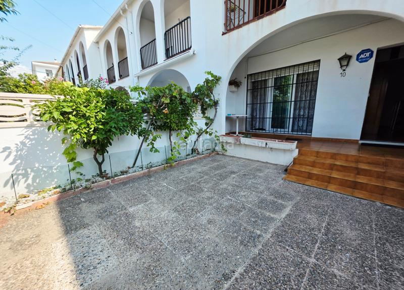 Foto eff44129-e1fd-455c-9913-4ae7a4d1fc12. Casa adossada amb xemeneia aparcament a Coma-ruga platja Coma-ruga