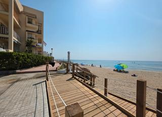 Planta baja  Passeig marítim de masia blanca. Planta baja en primera línea de playa
