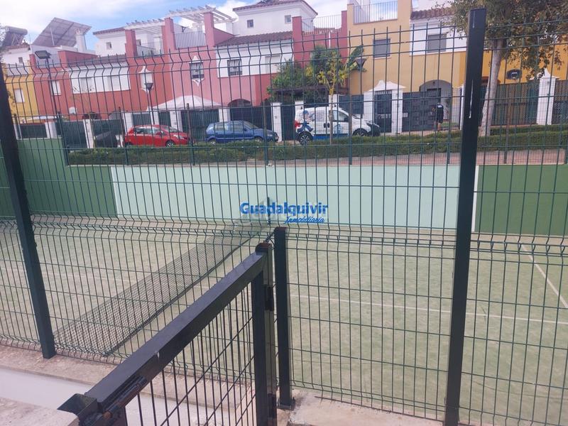 Foto 15dabefe-cbbf-4cf2-95e2-8bfe6b11c6d0. Alquiler casa adosada  semi amueblada de esquina con 4 dormitorios y patio, con zonas comunes con piscina en Dos Hermanas