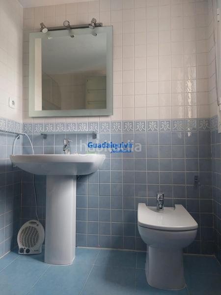 Foto 17a4a434-b7d1-4c67-867d-3a5e6dae9abf. Alquiler casa adosada  semi amueblada de esquina con 4 dormitorios y patio, con zonas comunes con piscina en Dos Hermanas