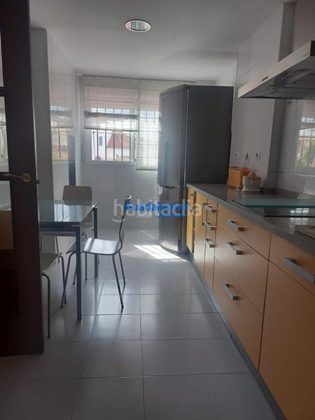 Foto 1fd178d4-0a1f-4ff9-b4ba-a78b7cafe28c. Alquiler casa adosada  semi amueblada de esquina con 4 dormitorios y patio, con zonas comunes con piscina en Dos Hermanas